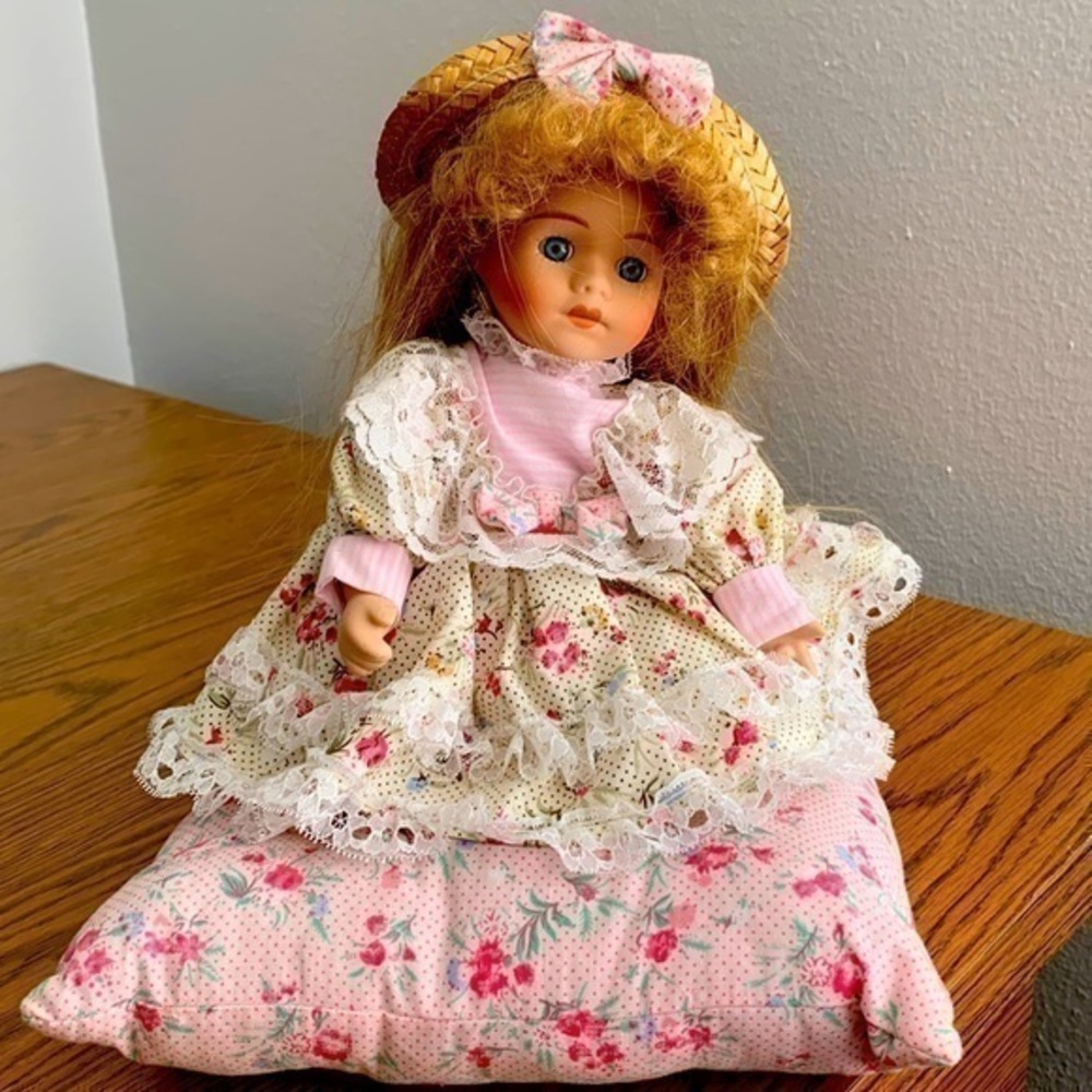 NWOT Cute Blue Eyed Doll Kneeling on Her Matching Pillow.